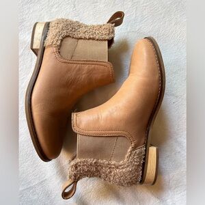 Tom’s Ella Chelsea Boot. Color: Light Brown; Size: 5